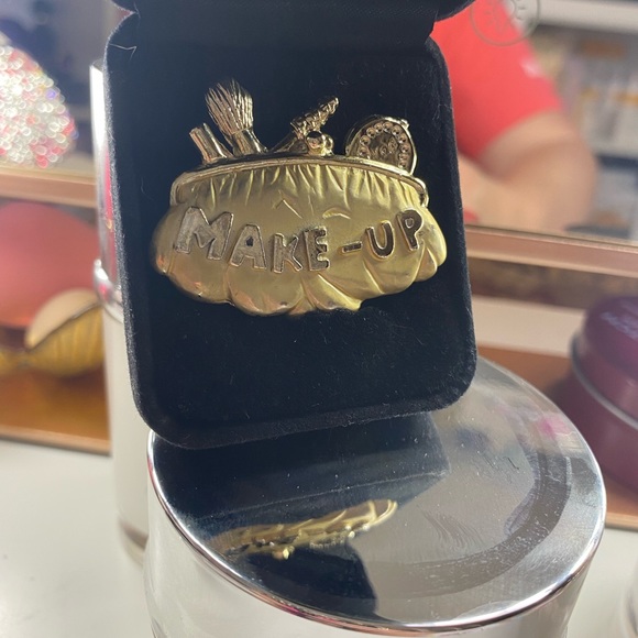 HeyMUA’S makeup❤️S. This Beautiful Broach Is Sure to be A ConversationStarter👄 - Picture 1 of 2